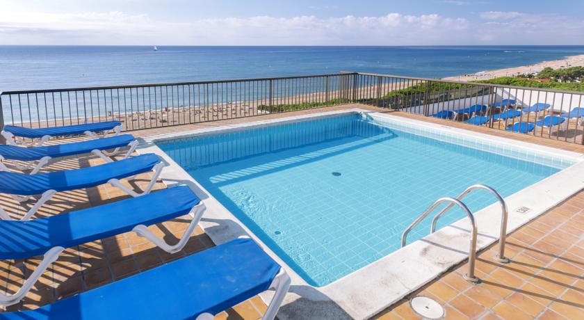 Терраса на крыше у бассейна