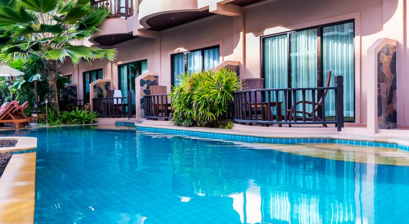 Открытый бассейн с выходами к номерами