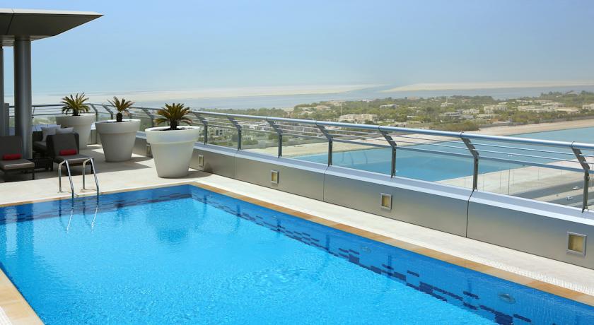 Открытый бассейн на крыше