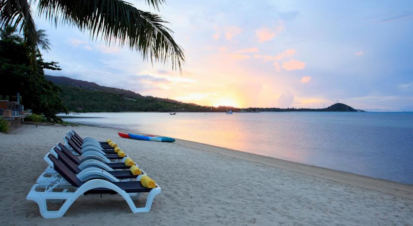 Пляж возле отеля