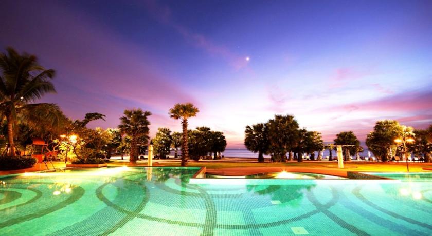 Территория отеля вечером