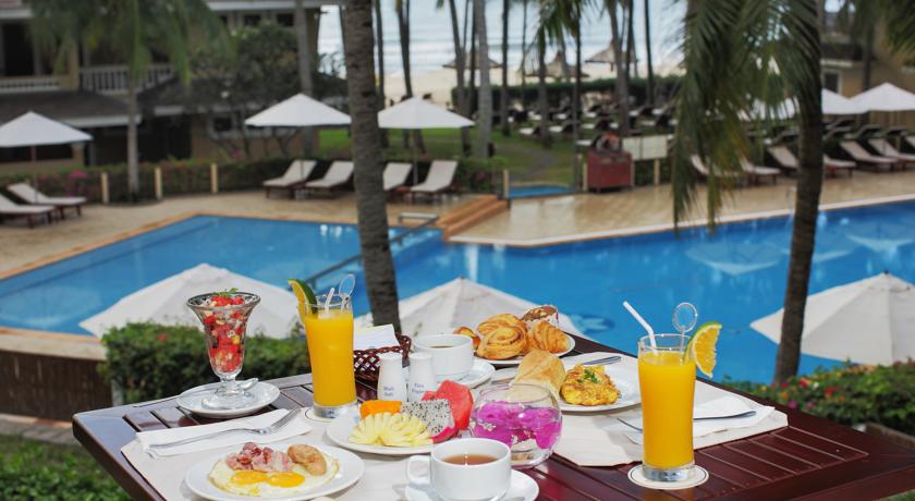 Терраса бара у бассейна