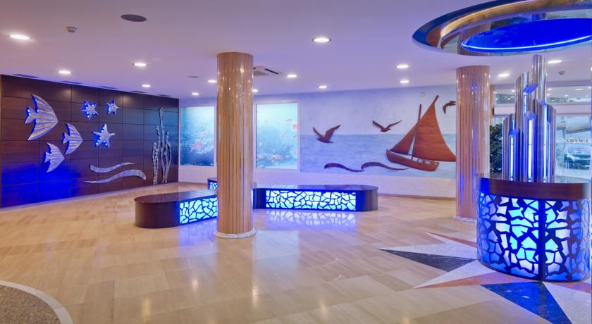 Холл-аквариум