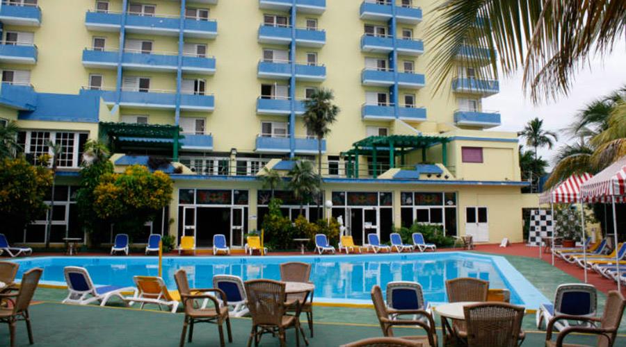 Территория у бассейна