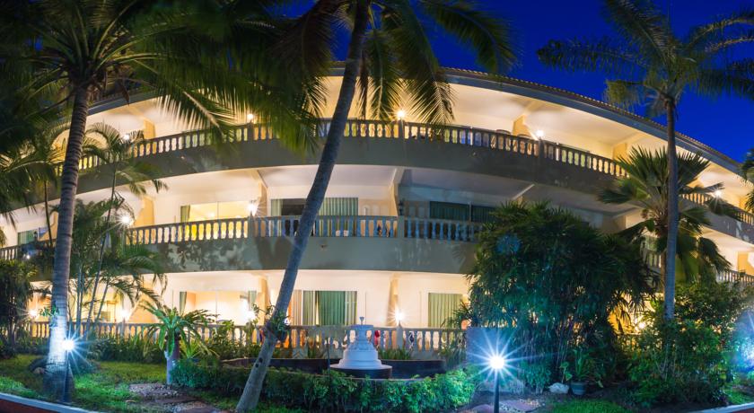 Территория отеля вечером