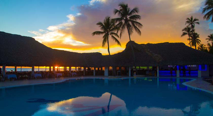 Крытая терраса у бассейна