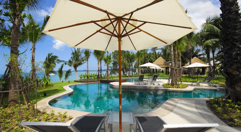 Терраса для загара у бассейна