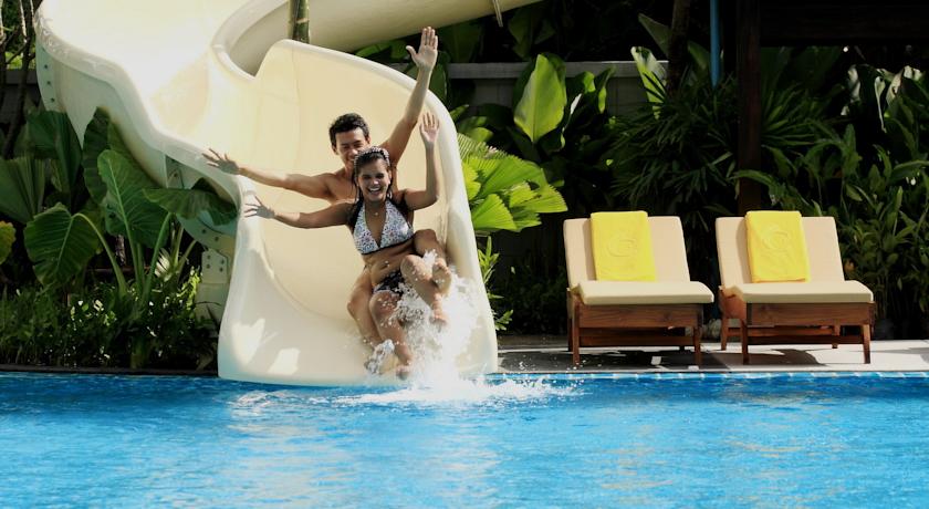 Открытый бассейн с водной горкой