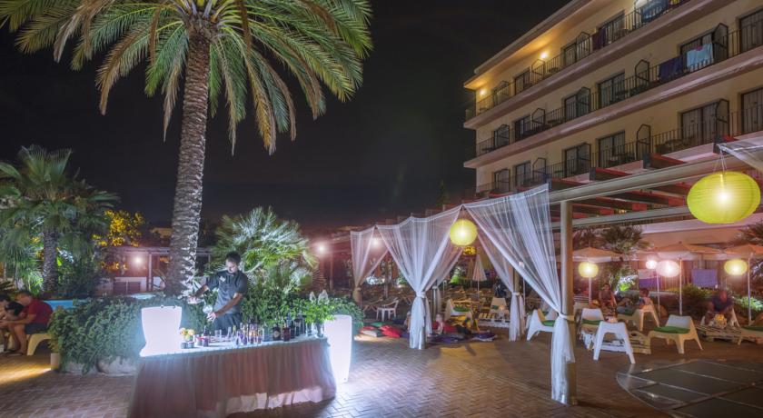 Территория у бассейна