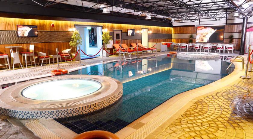 Крытый бассейн с баром