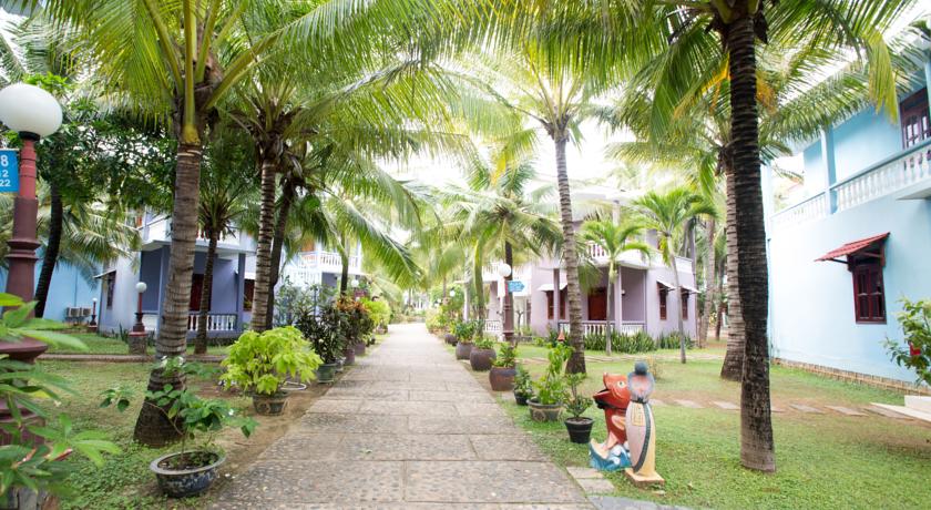 В саду отеля