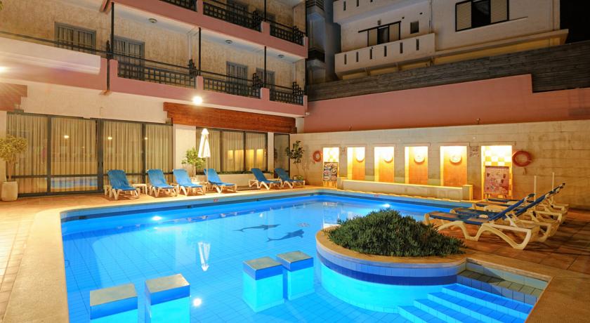 Бассейн с террасой для загара