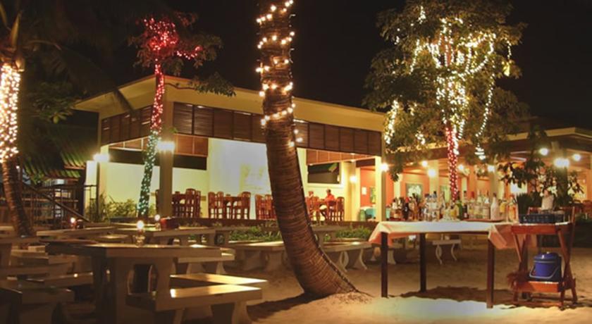 Территория отеля вечером