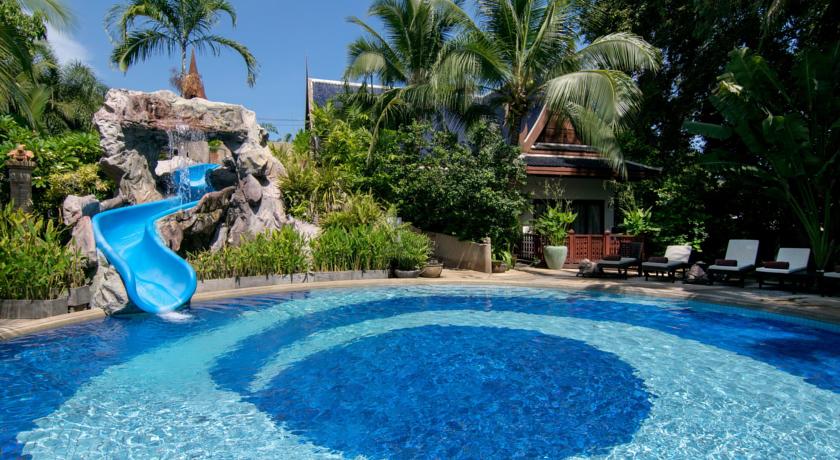 Водная горка в бассейне