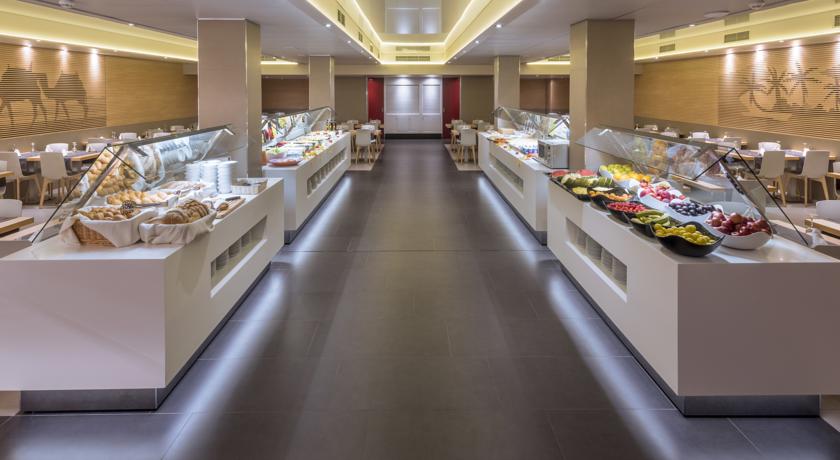 Шведский стол в ресторане