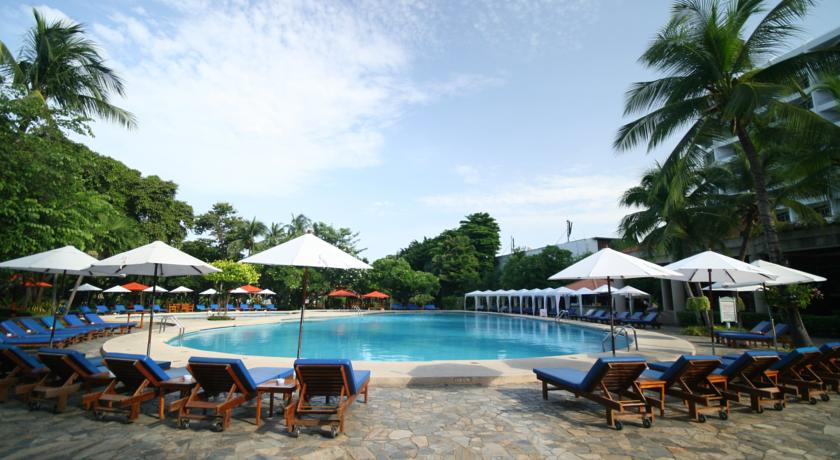 Терраса для загара у бассейна