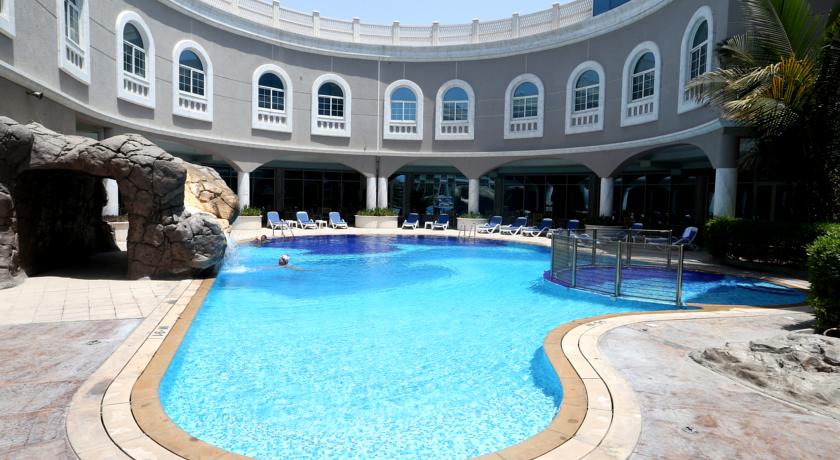 Открытый бассейн с террасой для загара