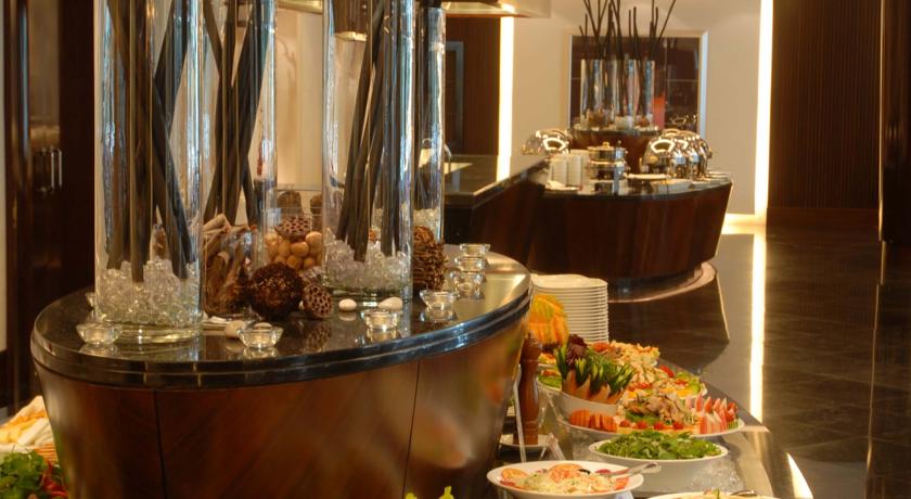 Шведский стол в ресторане