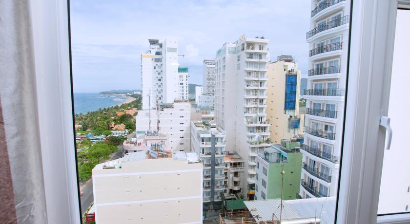 Вид из номера на соседние отели