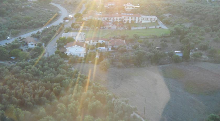 Территория отеля в саду