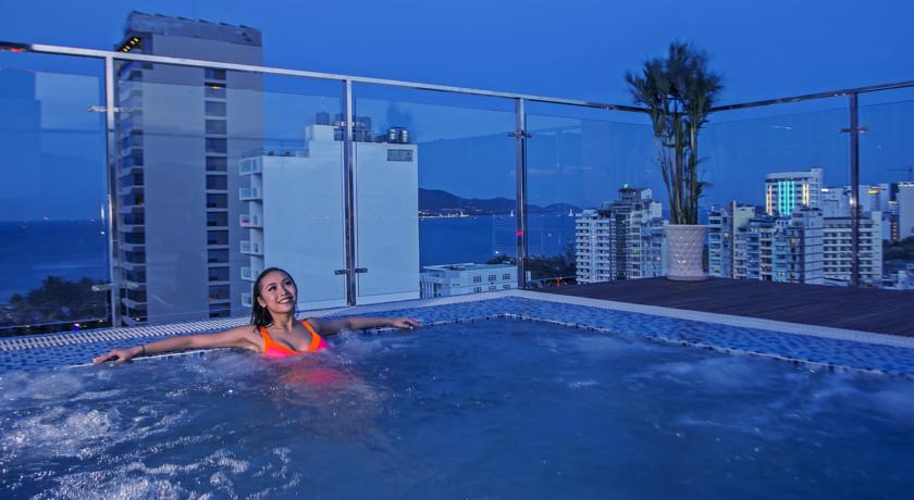 Открытый бассейн на крыше