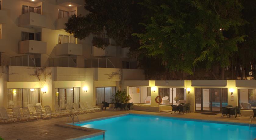 Территория отеля вечером