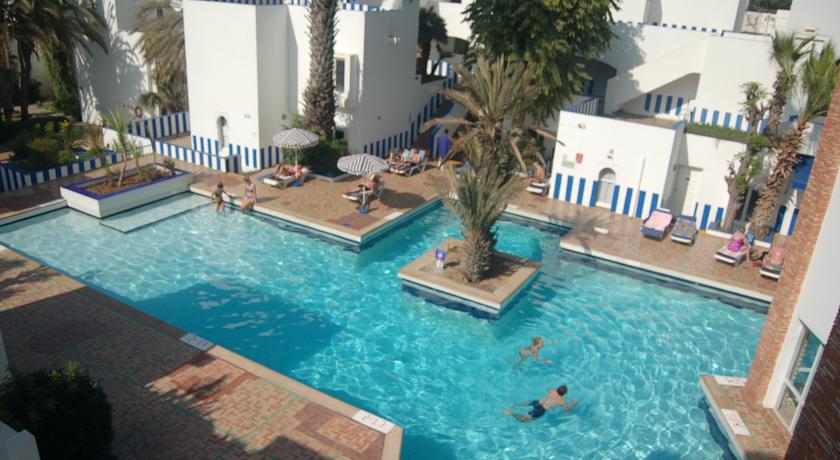 Открытый бассейн с террасой для загара