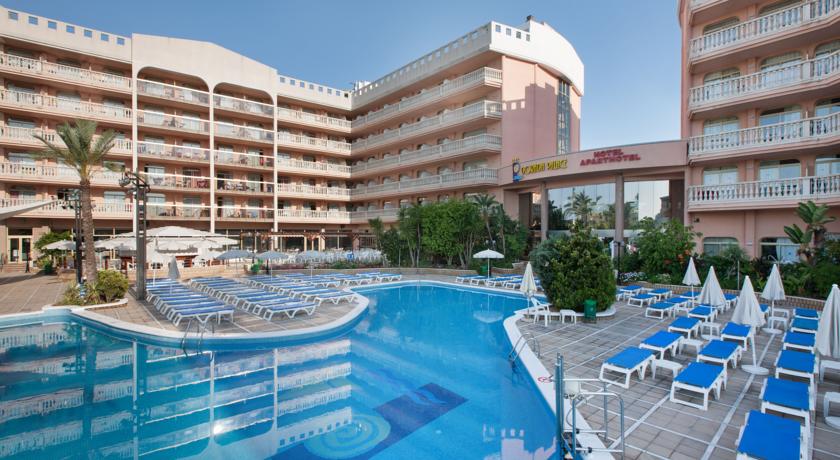 Открытый бассейн с террасой для загара