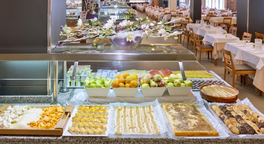 Шведский стол в ресторане