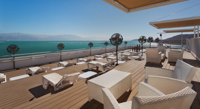 Терраса для отдыха и спуск к пляжу