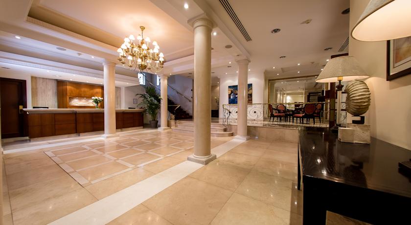 Холл отеля с рецепцией и лаунжем