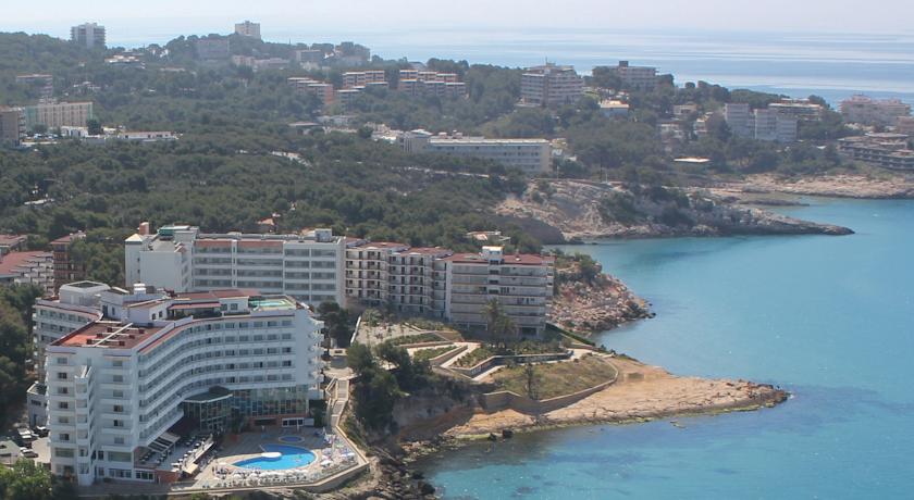 Вид на отель и побережье