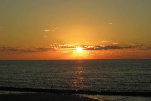 Закат на пляже