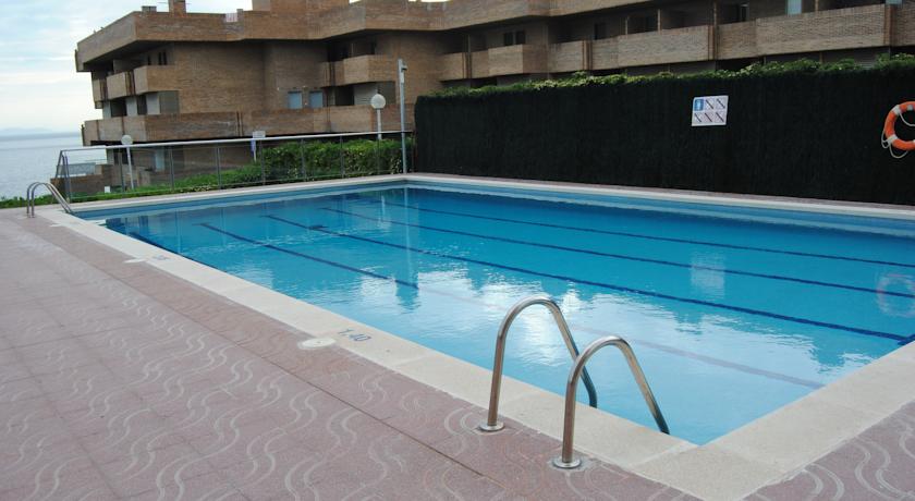 Территория у бассейна