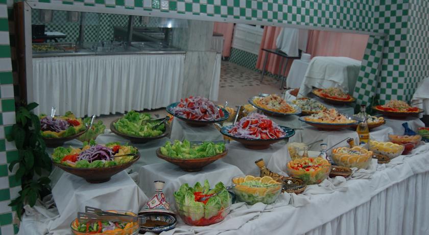 Шведский стол в ресторане