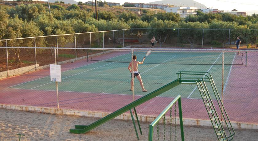 Теннисный корт и детская площадка