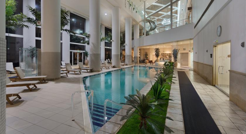 Крытый бассейн