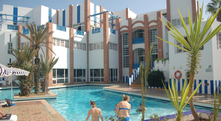 Территория у бассейна