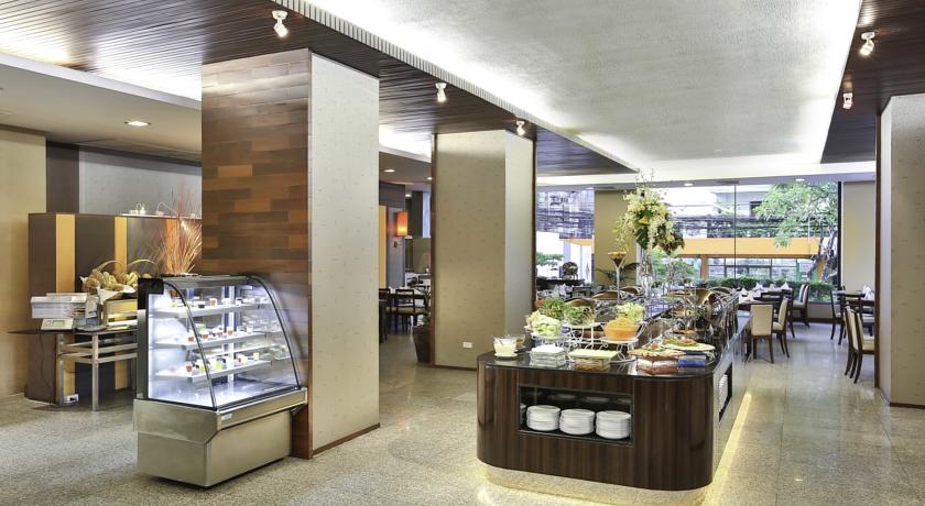 Шведский стол в ресторане