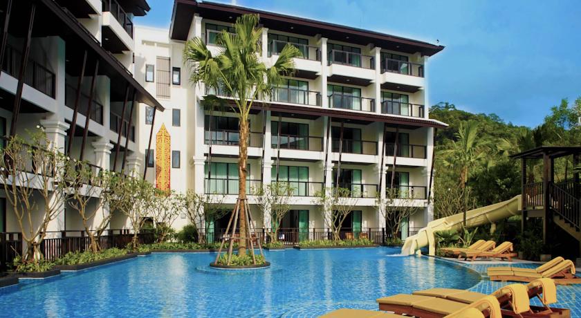 Открытый бассейн с террасой для загара