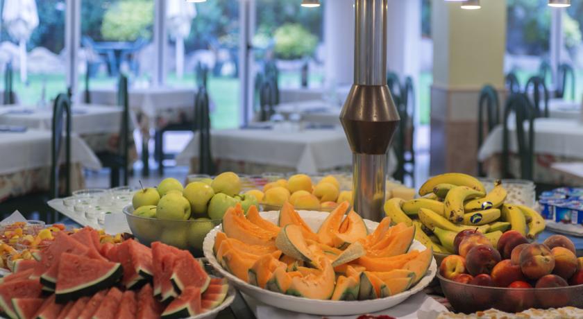 Шведский стол в ресторане