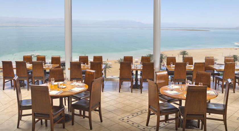 Терраса ресторана с видом на Мёртвое море