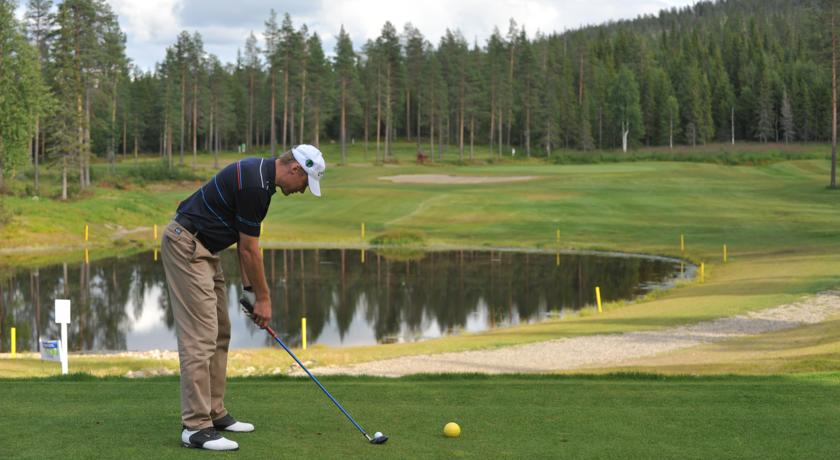 Рядом находится поле для гольфа