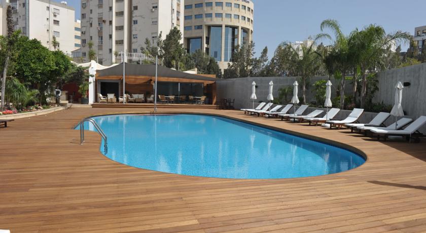 Открытый бассейн с террасой для загара