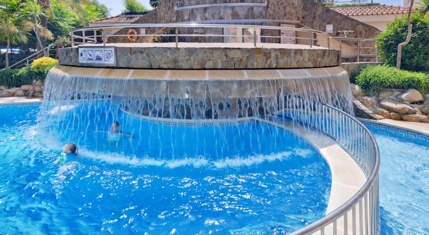 Открытый бассейн с водопадом