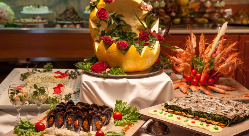 Шведский стол в ресторане