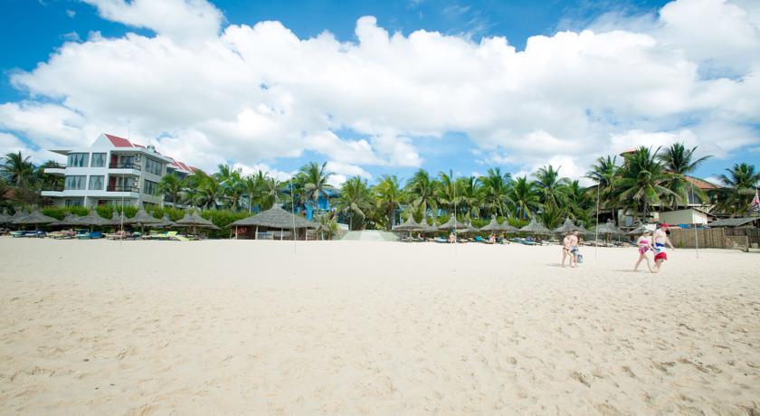 Частный пляж рядом с отелем