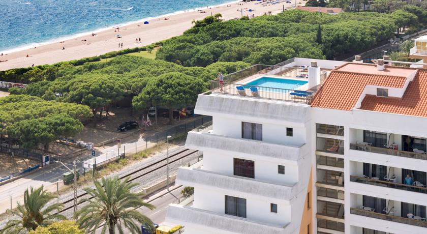 Отель находится рядом с пляжем