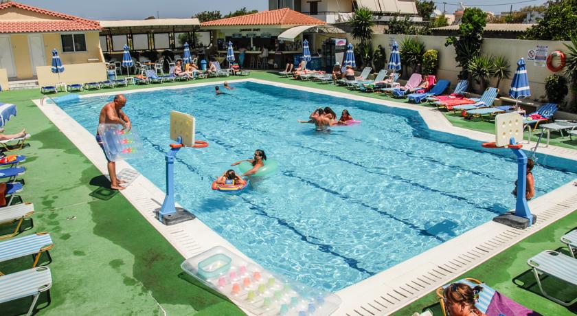 Открытый бассейн с террасой для загара