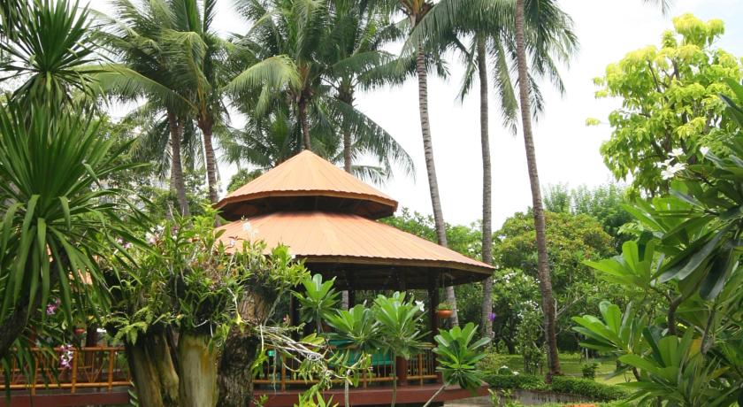 В саду отеля